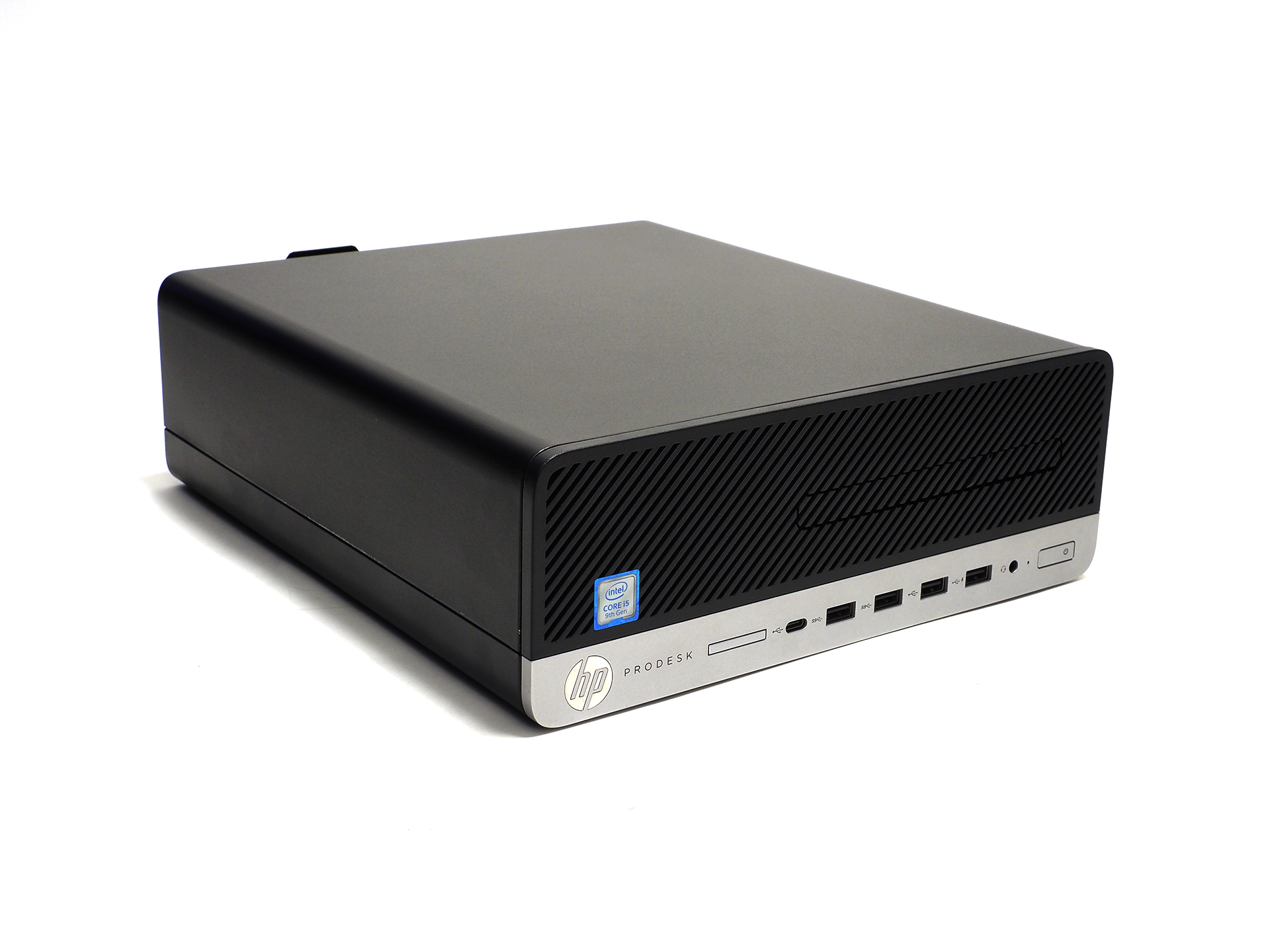 中古で入手した「HP ProDesk 600 G5 SF」。中古PC市場でよく見かけるデスクトップPCの1つで、たとえば<a href="https://www.yrl-qualit.com/" class="n" target="_blank">Qualit</a>では、3万円前後から購入できる(2026年8月初旬時点)