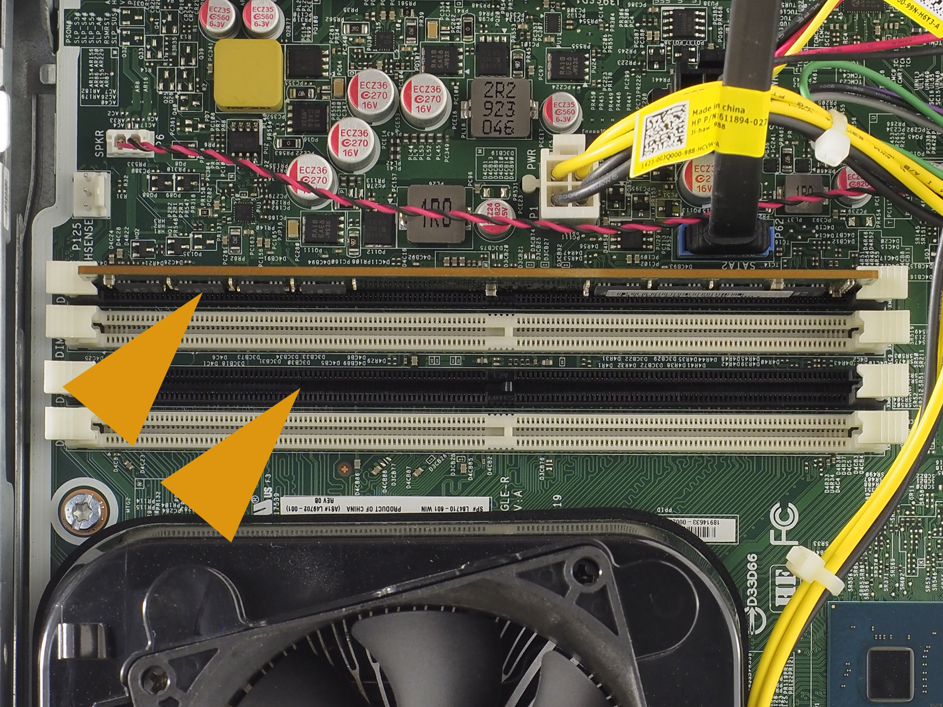 標準搭載メモリモジュールはCPU(ファンの付いたCPUクーラーの直下にある)から一番遠いスロット(色は黒)に挿さっている。増設用メモリを挿すのは、1つスロット間隔を空けたもう一つの黒いスロット