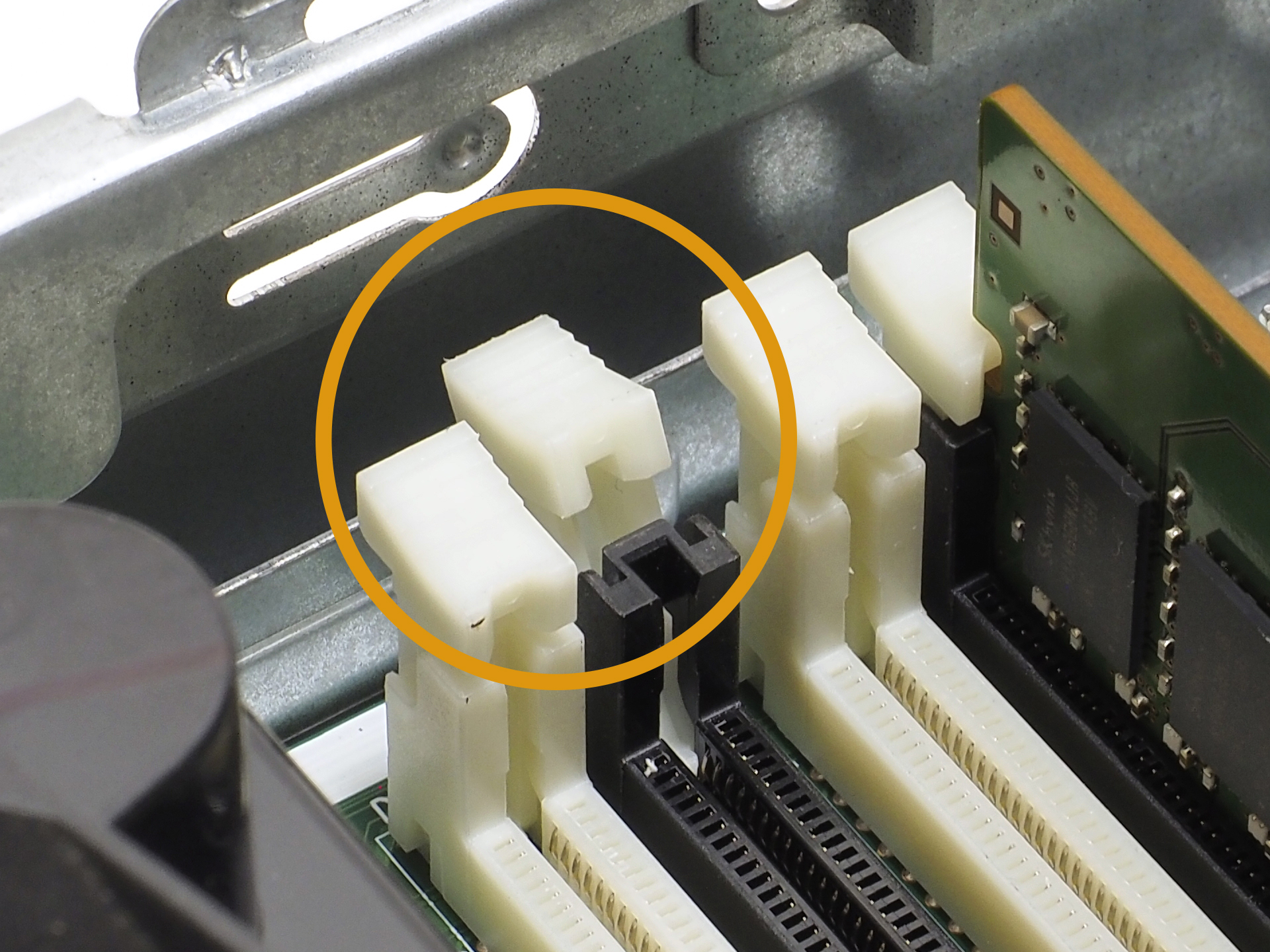 メモリを挿す準備として、まず対象のスロットの固定部品(ラッチ)を倒しておく