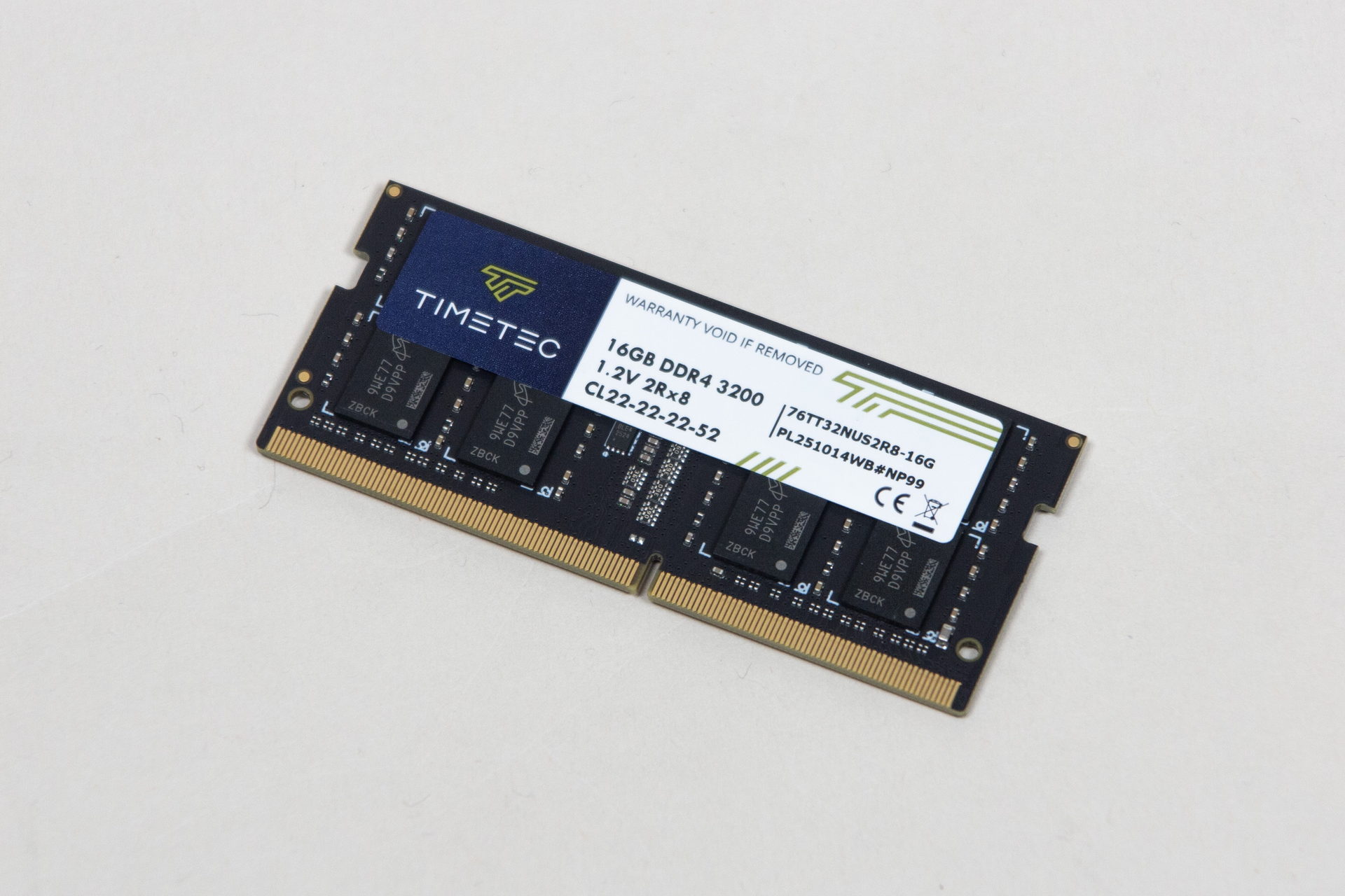 増設に使用するSO-DIMM。端子部分には、挿し込む向きを合わせるための切り欠きがある