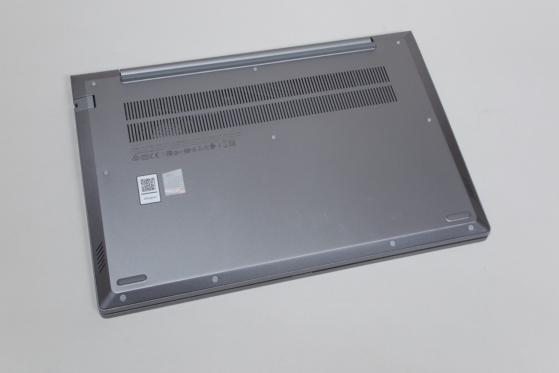 近年のノートPCの場合、メモリスロットにアクセスするには、本体を裏返して、底面カバーを取り外すところから始まる。