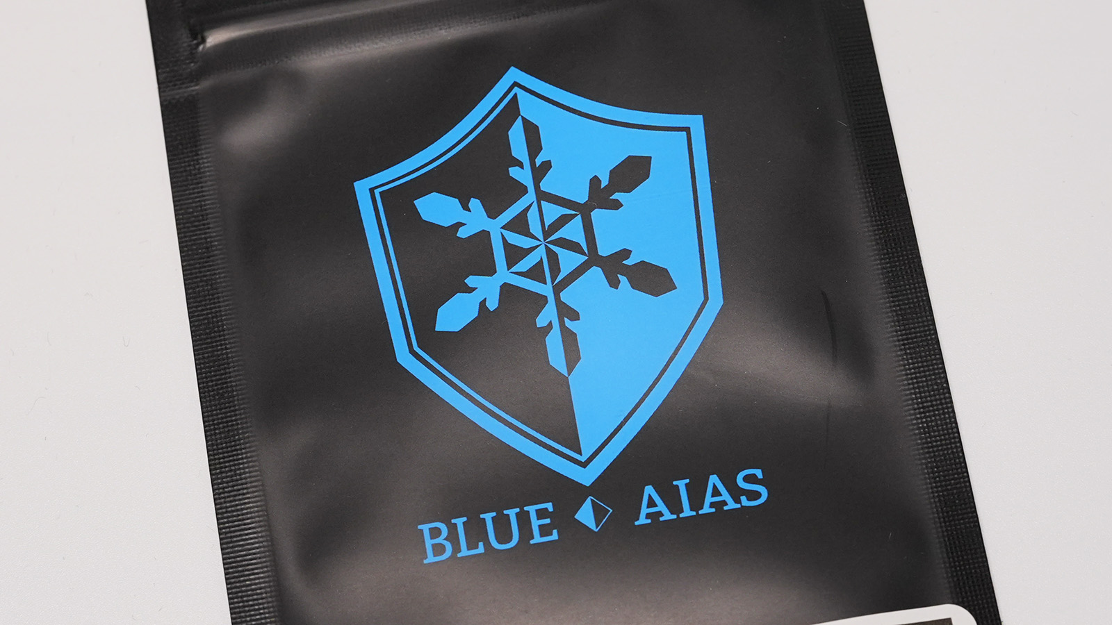 BLUE AIASのロゴマーク。青がイメージカラーとなっているのは、冷たさをイメージする色であるのと同時にアイネックスのコーポレートカラーでもあるからだという