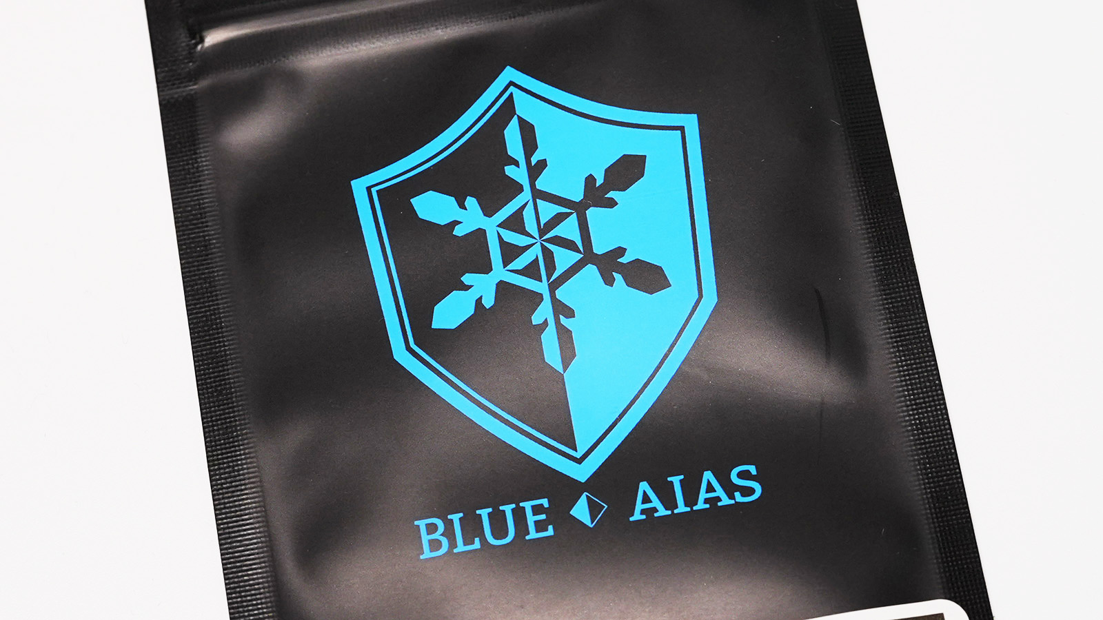 BLUE AIASのロゴマーク。青がイメージカラーとなっているのは、冷たさをイメージする色であるのと同時にアイネックスのコーポレートカラーでもあるからだという
