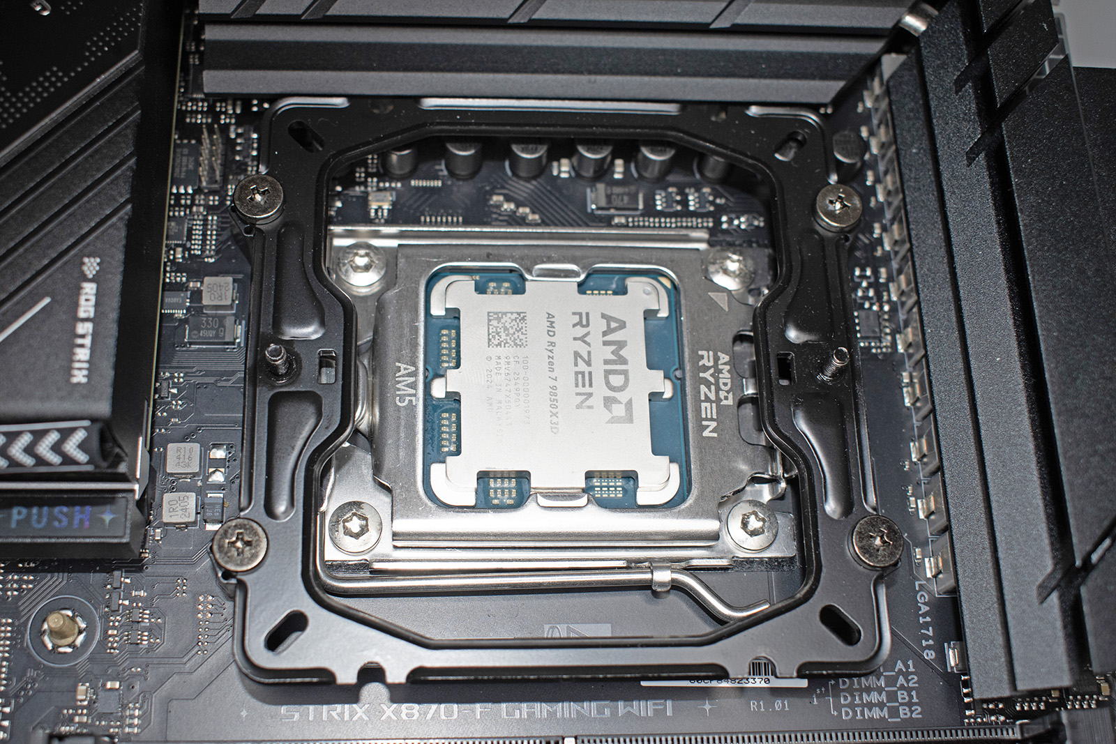 AMDのCPUで使用する際は、元のリテンションキットを外して金具を固定する