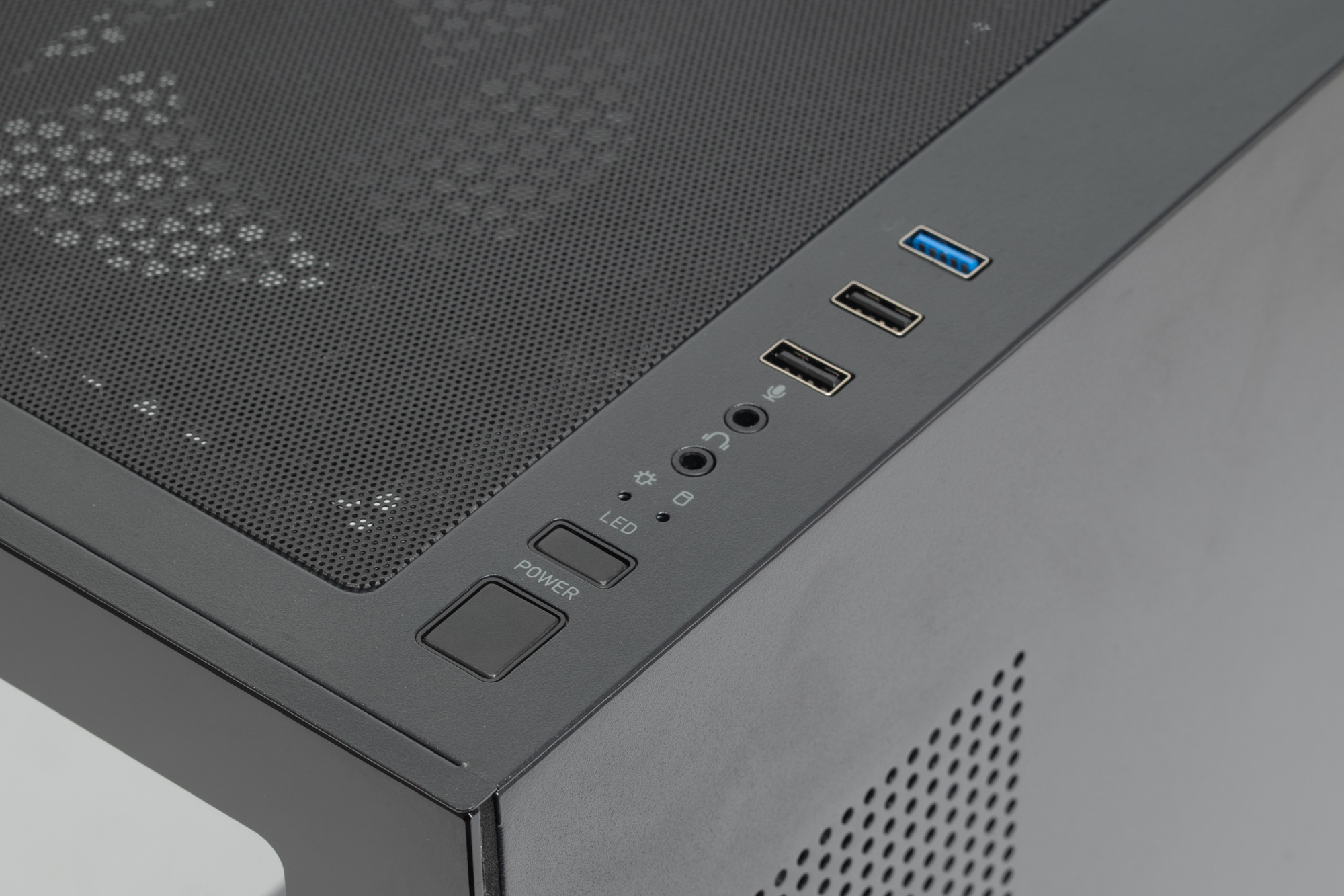 ポート類は天板に用意。USB 5Gbps(USB 3.2 Gen 1)、USB 2.0、ヘッドセット端子を備える。電源スイッチの隣にある「LED」スイッチでは、ケース内LEDのON/OFFが可能だ
