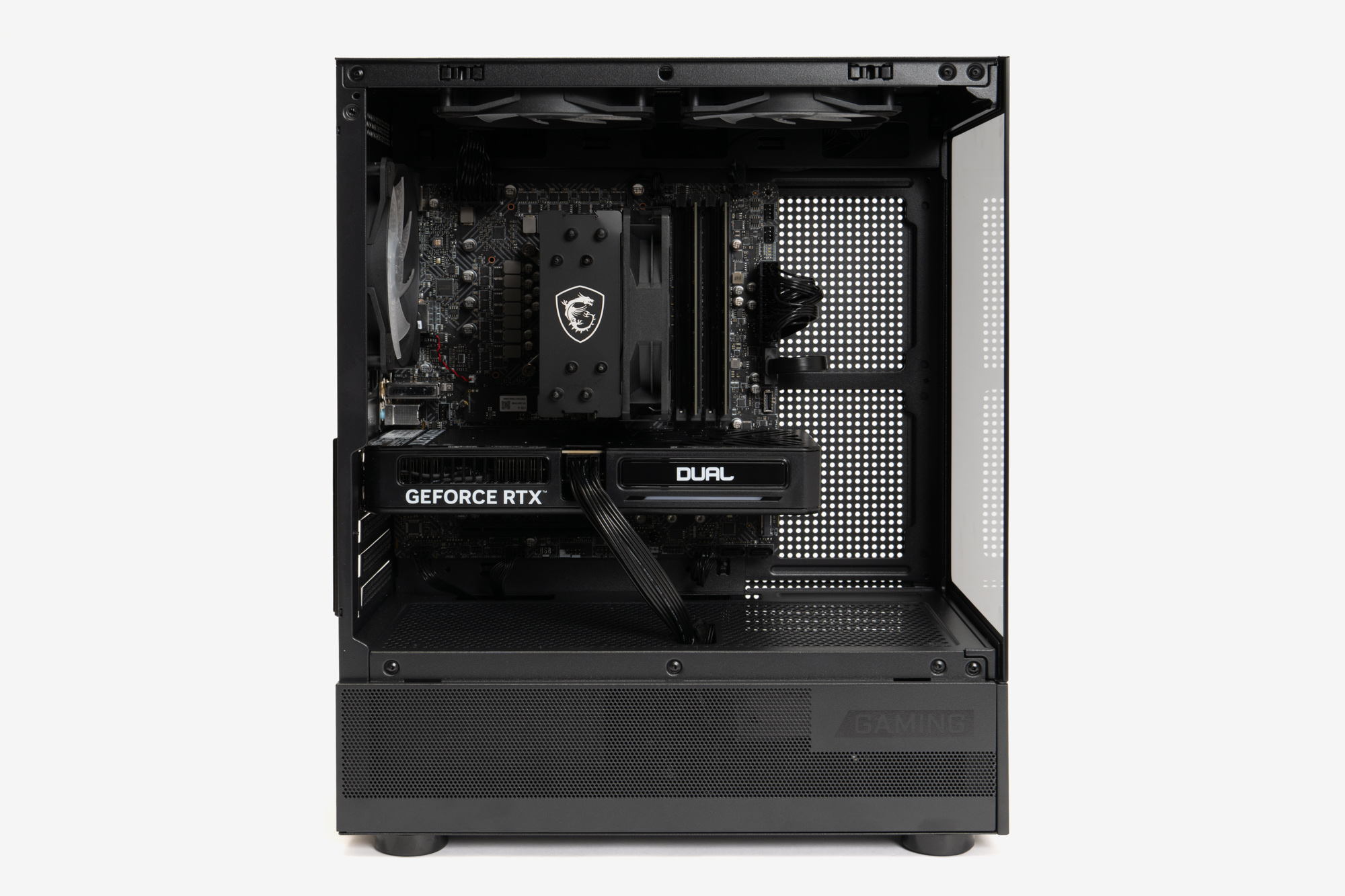 側面ガラスを外した本体側面。POWERED BY MSI認証取得の本機は、マザーボード、CPUクーラー、PCケース、電源ユニットがMSI製で、MSIとパートナー企業による検証を経て製造・販売されているので、品質に対する安心感が高い。なお、マザーボードには「PRO B660M-A CEC WIFI DDR４」をベースにしたBTO向けモデルを採用。B660チップセット搭載でWi-Fi 6Eにも対応する