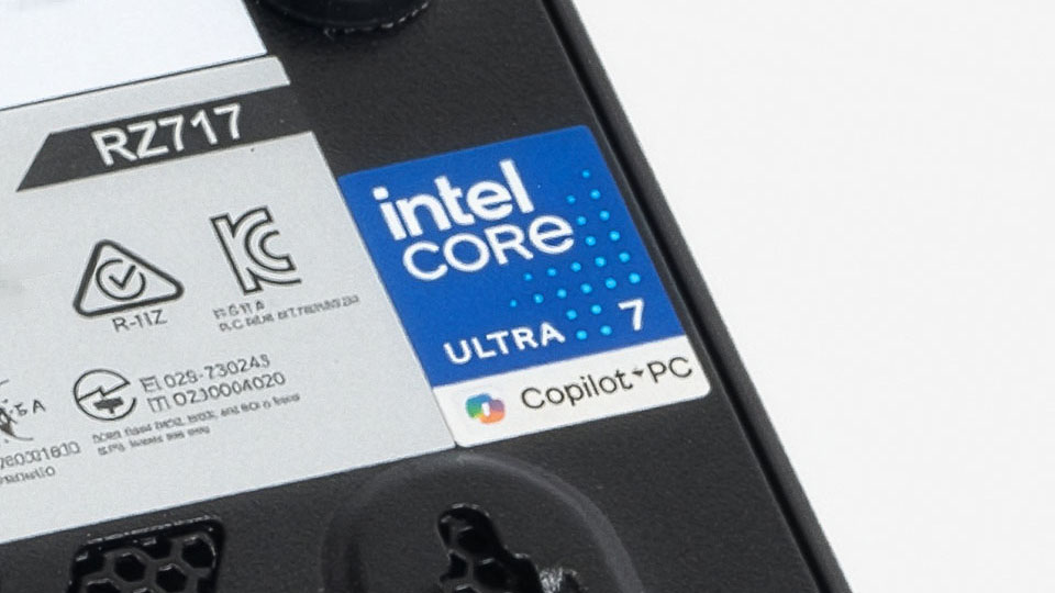 Cubi NUC AI+ 3MG-024JPは第3世代Core Ultraのひとつ、Core Ultra 7 355を搭載。Pコアを4基、低消費電力Eコアを4基搭載する8コア8スレッドの強力なモバイル/小型プラットフォーム向けCPUだ