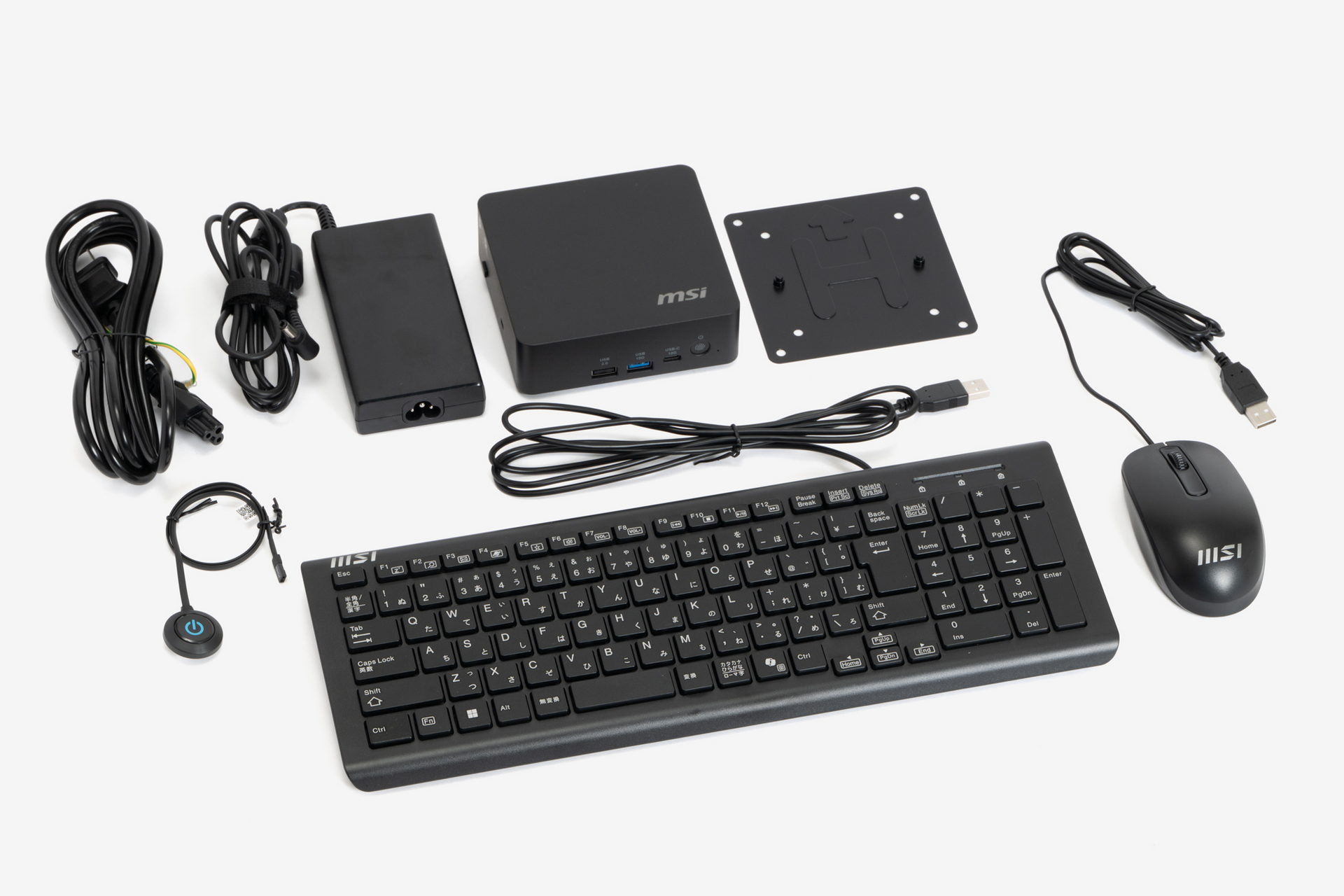 ミニPC単体のパッケージではなく、キーボードやマウス、ACアダプターなどを同梱する。本機だけ買えばすぐ使い始められるパッケージ構成