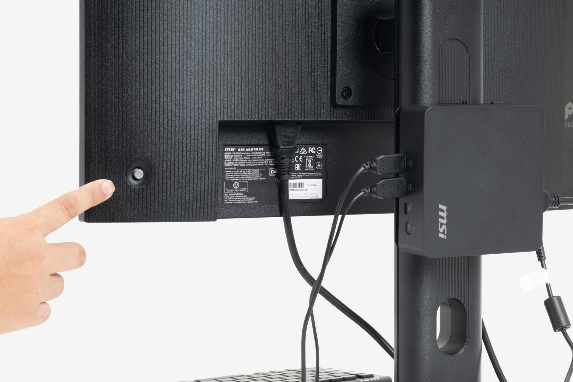 モニターの電源ボタンを押して電源を入れる。するとCubi NUC AI+ 3MG-024JPが連動して起動し、Windows 11が利用できるようになる