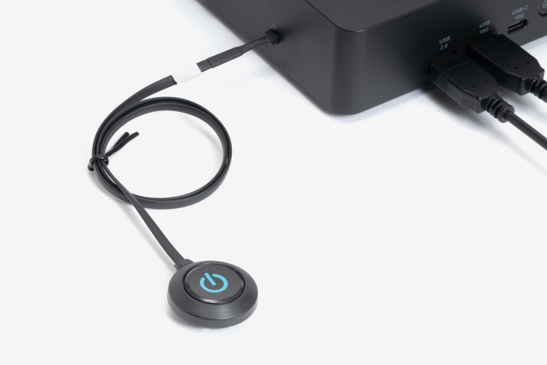 Cubi NUC AI+ 3MG-024JPには、大きな電源ボタンが付いたケーブルが同梱されている。これを本体左側面にある電源ボタン端子に挿す