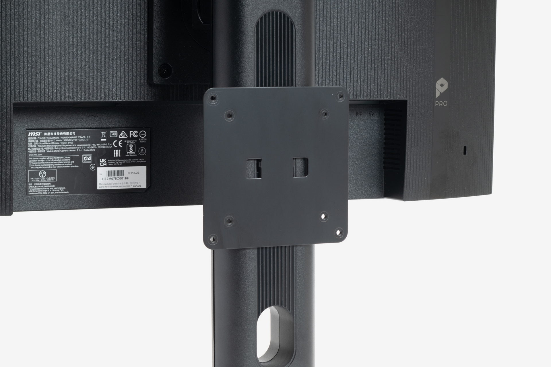PRO MP245PG E14は、スタンドに引っかけるようにしてCubi NUC AI+ SeriesなどのミニPCを固定できる「VESAマウンタ」プレートを同梱している。Cubi NUC AI+ Seriesをモニター背面に固定するには、まずこのプレートをモニタースタンド背面に引っかけるように取り付けておく