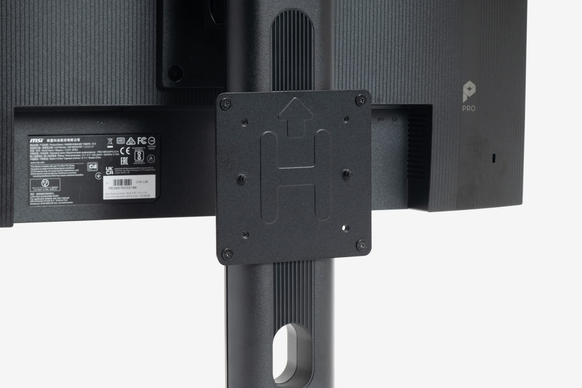 Cubi NUC AI+ Seriesのパッケージに付属するVESAマウンタを、取り付けておいたプレートにネジ止めする(要プラスドライバー)<br><br><span class="fnt-60">※PRO MP245PG E14は標準スタンドをモニター背面のVESAマウントに取り付けるため、別途プレートを使用するが、モニターのVESAマウントが空いているのなら、PC付属のプレートを直接取り付けられる。VESA 100/75に対応</span>