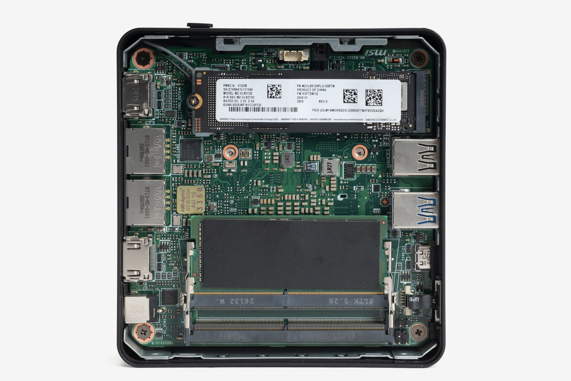 写真の下側にDDR5 SO-DIMMスロットが2基配置されている。Cubi NUC AI+ 3MG-024JPでは、うち1基に16GBモジュールが導入済み。M.2 SSDスロットは1基で512GBモデルが組み込まれている