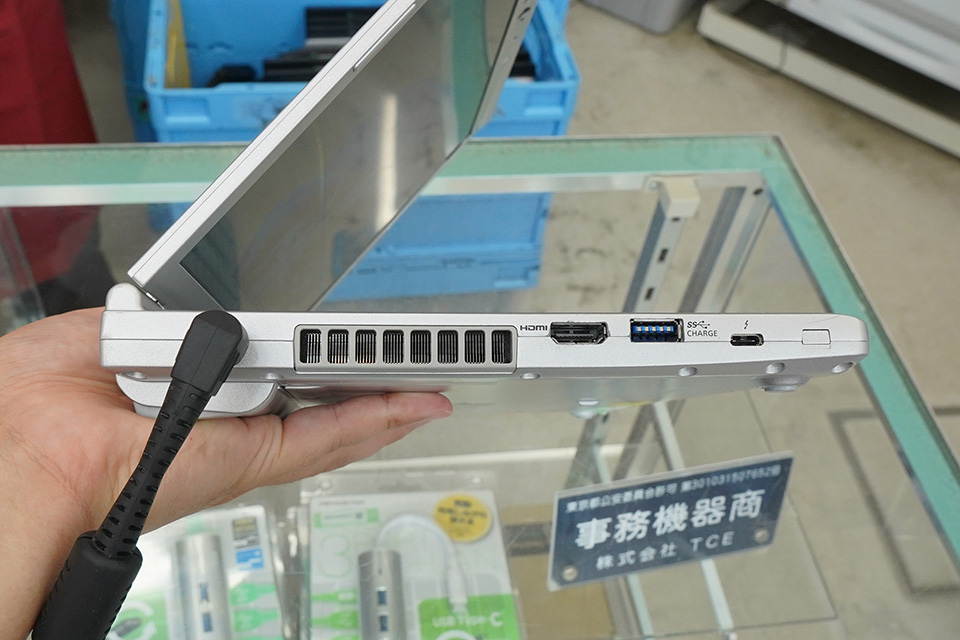Core i7-1185G7/16GBメモリ/DVDマルチドライブ搭載の12.1型「Let's