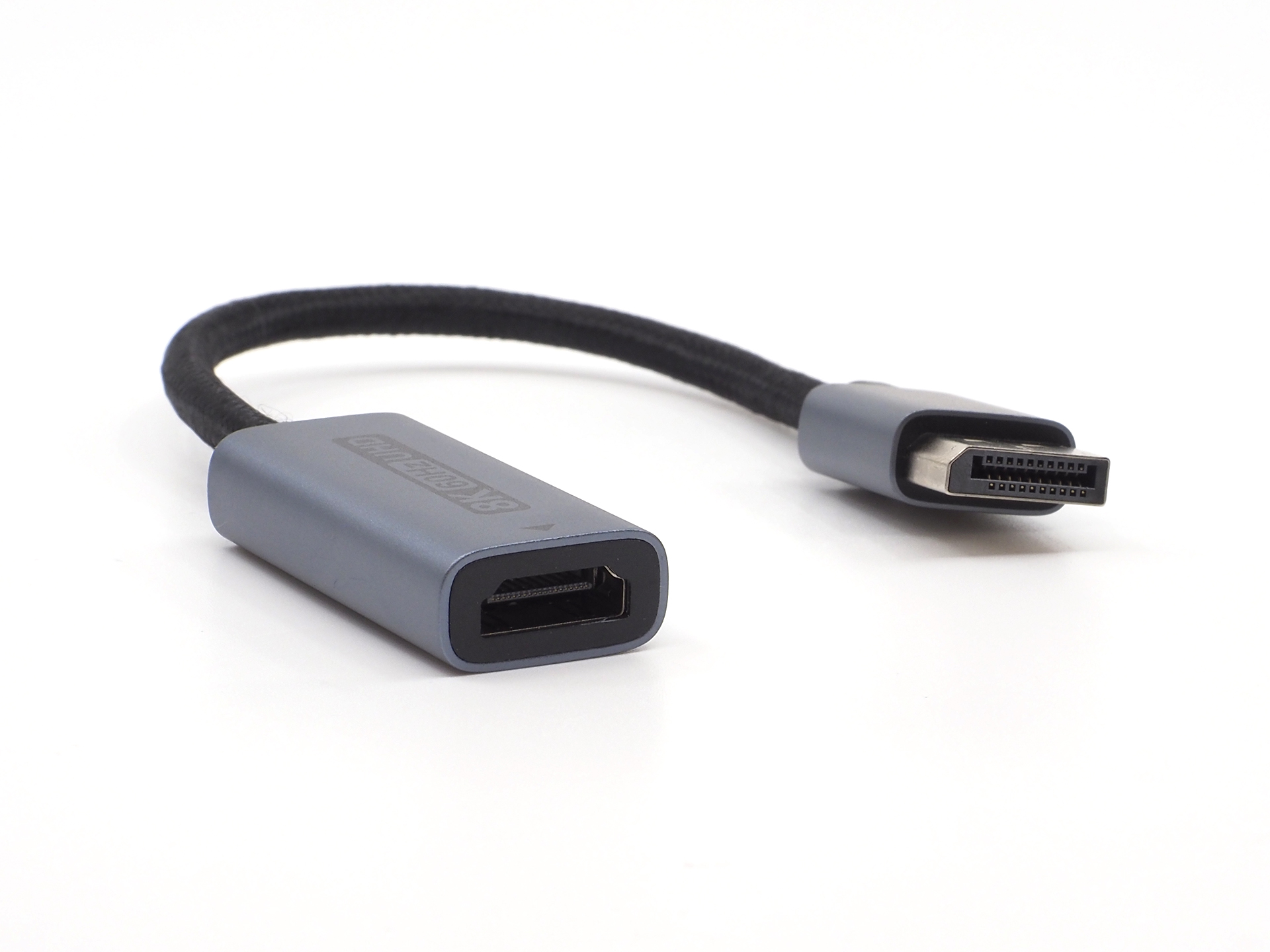 DisplayPort to HDMI変換アダプターはこのような形。DisplayPort出力に接続し、モニターのHDMI出力へと映像を出力する「単方向」のアダプターです