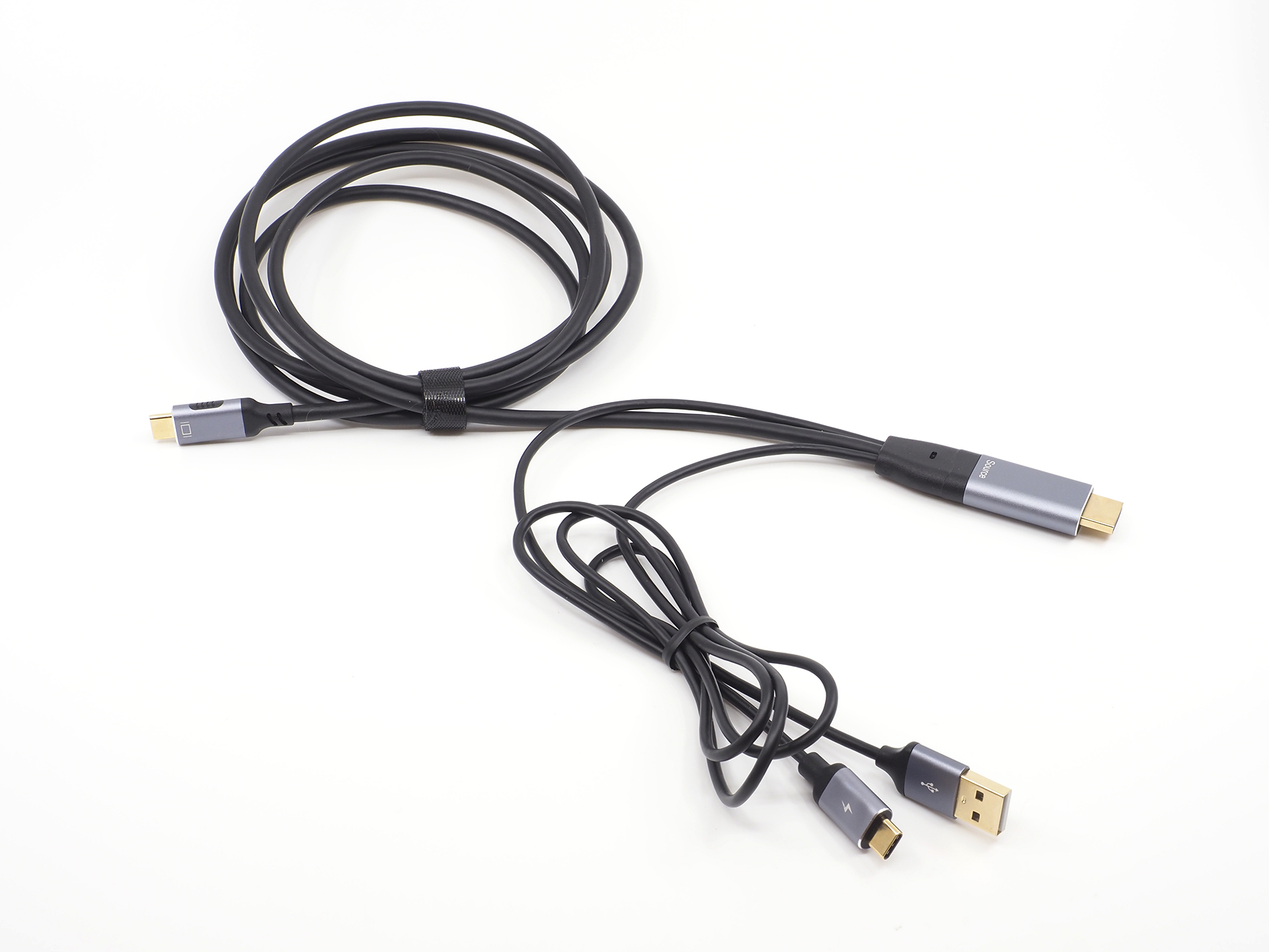 Amazon.co.jpで入手したHDMI to USB Type-C変換ケーブル。左上USB Type-Cがモニター接続用、右下PC側はHDMI(奥)のほか、USB Type-A、USB Type-C端子も生えています