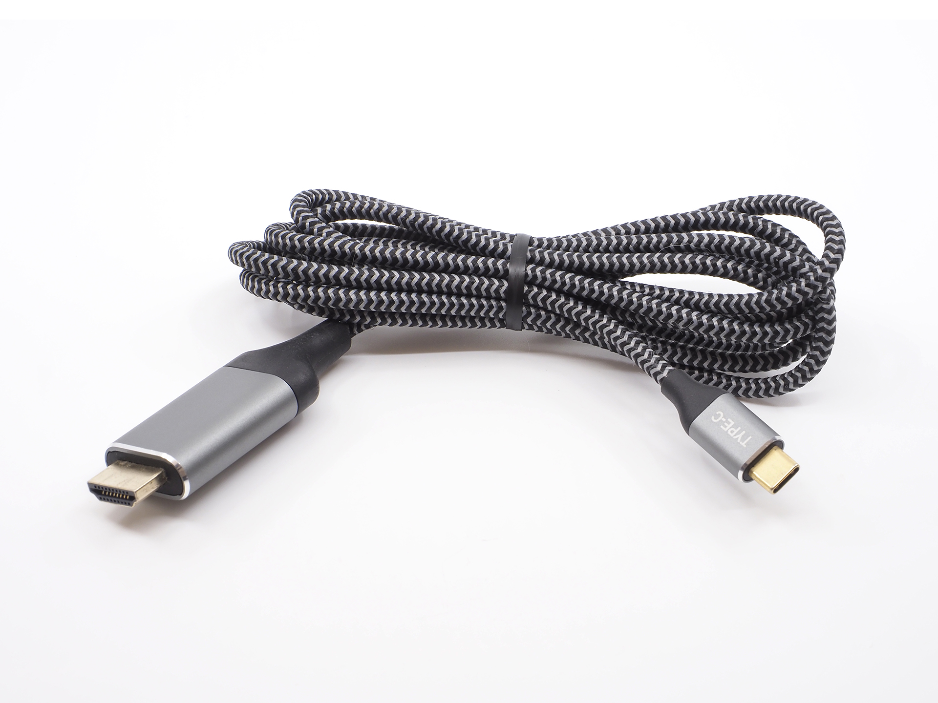 USB Type-C to HDMI変換ケーブルはDisplayPort to HDMI変換のように両端が端子のみ。パッシブ方式・単方向のケーブルになります