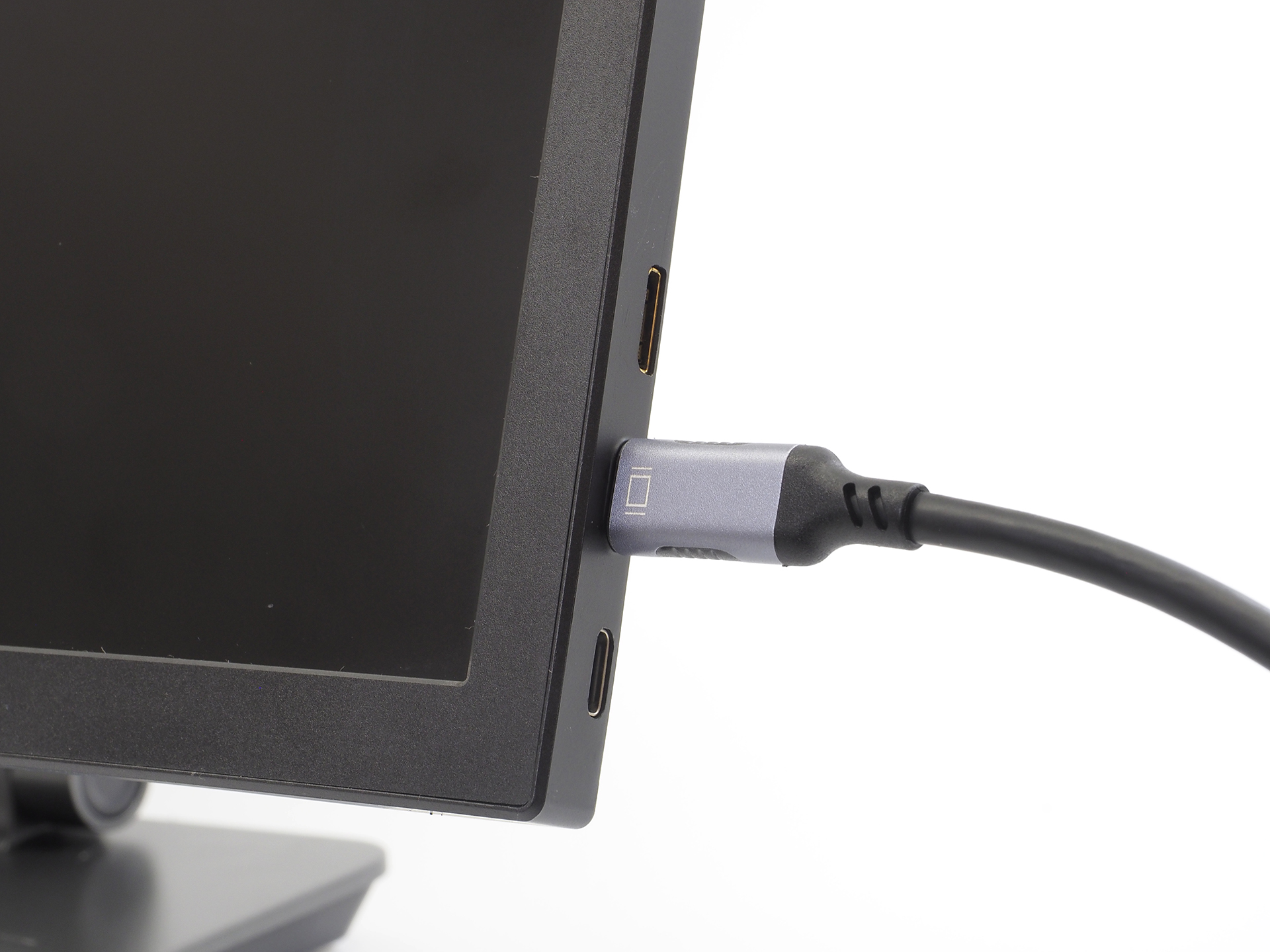 電力も供給できるので、モバイルモニターに挿すのはこのUSB Type-C 1本だけです。もしもUSBハブ搭載モニターなら、キーボード、マウスやUSBメモリなどを挿せるかもしれません