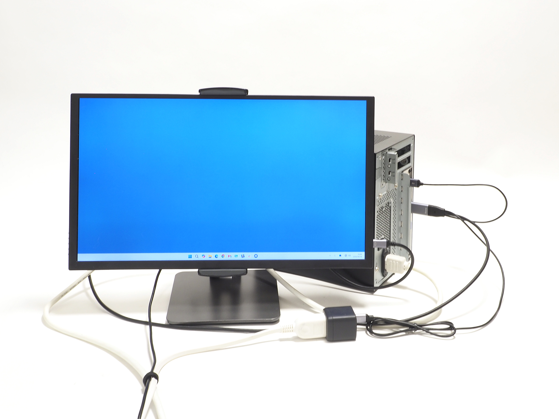 実際に接続してみるとこのような配線です。電力供給が5V/2Aだと、モバイルモニターもギリギリという印象です。写真は明るく調整していますが、通常よりも若干暗めの表示になっていました
