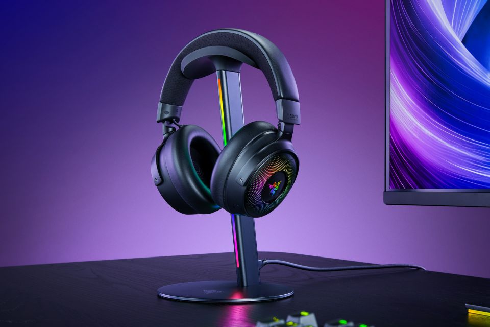 Razerの光るヘッドホンスタンド「Base Station V3 Chroma」が登場