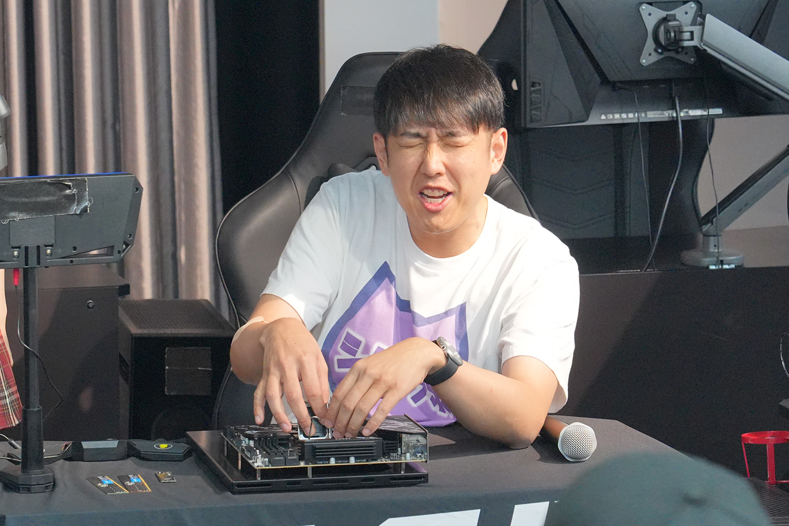 目を閉じてPCパーツの搭載に挑戦する清水氏