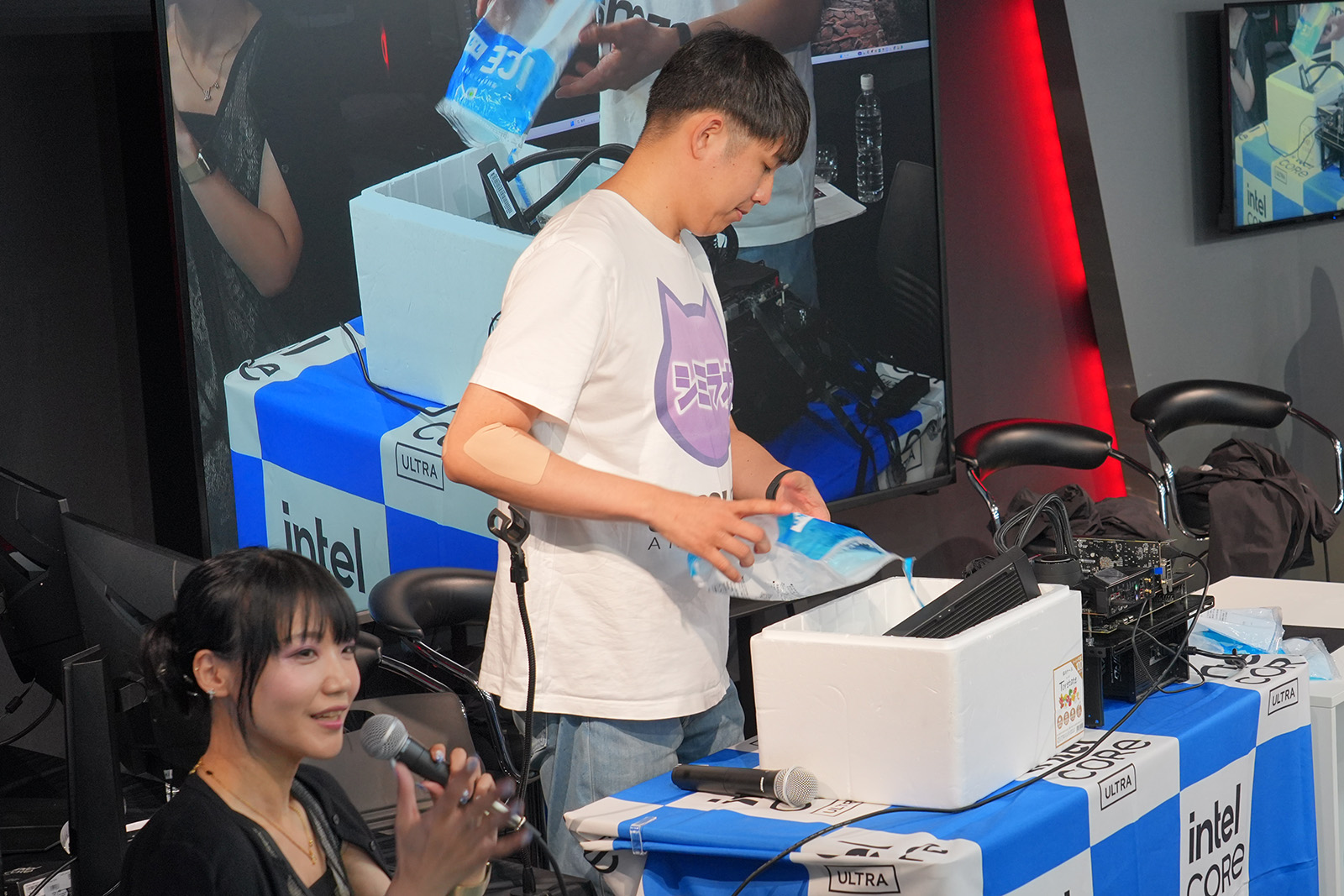 氷水を使いオーバークロックを実演