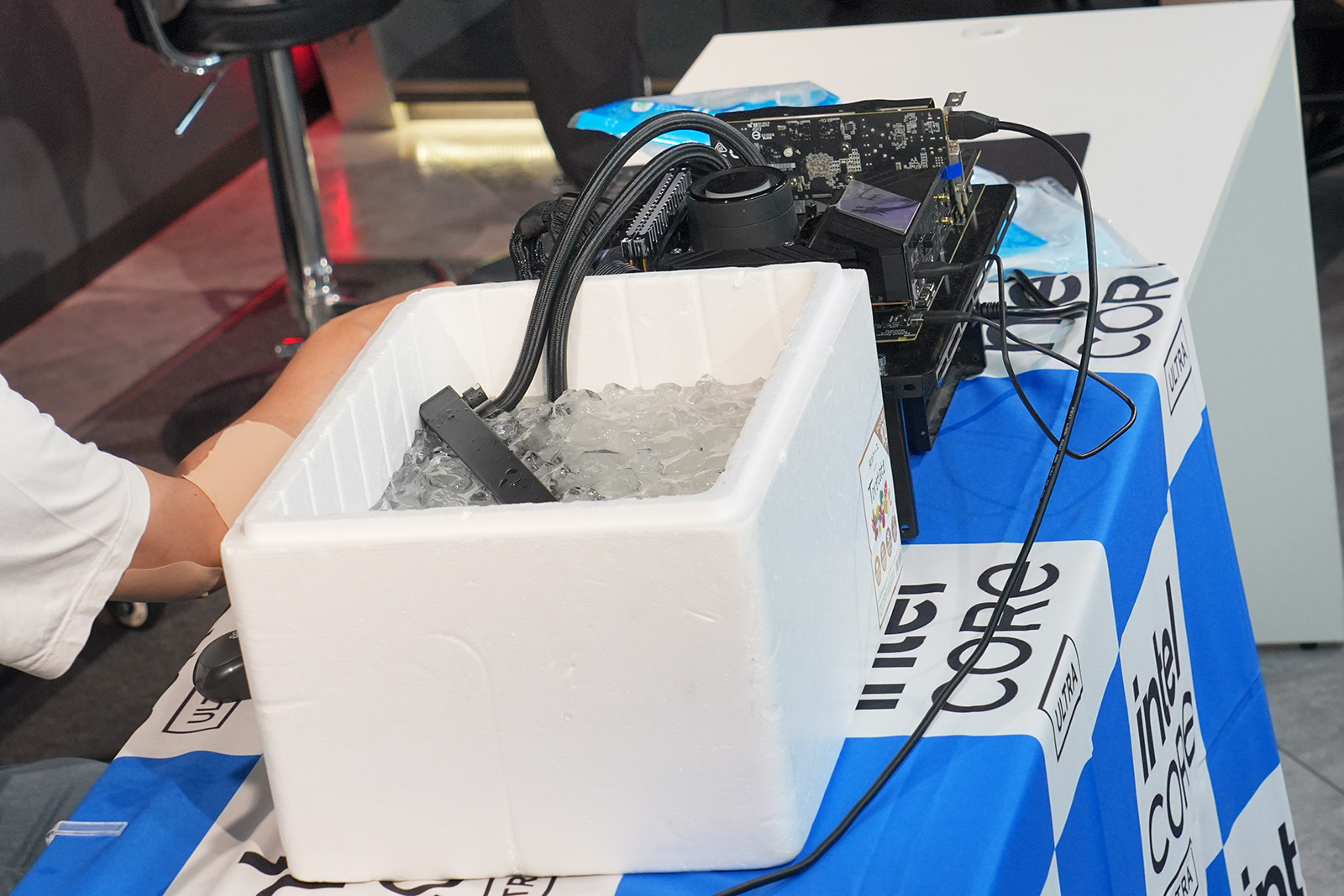 ラジエーターを氷水に沈めて冷却