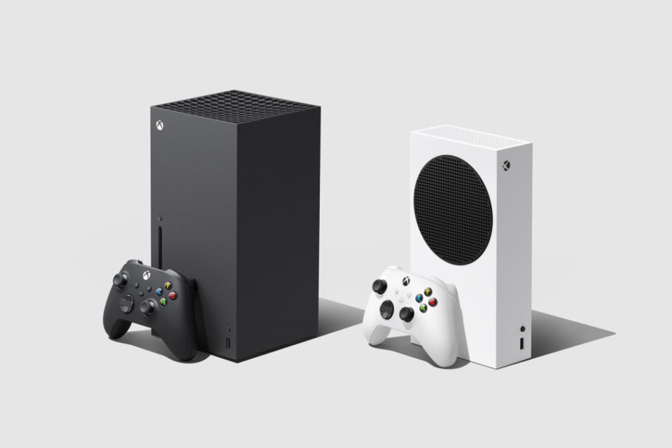 現行機のXBOX Series X（左）とXBOX Series S（右）。Sは光学ドライブ非搭載なので、ゲームディスクはX専用という位置づけになる