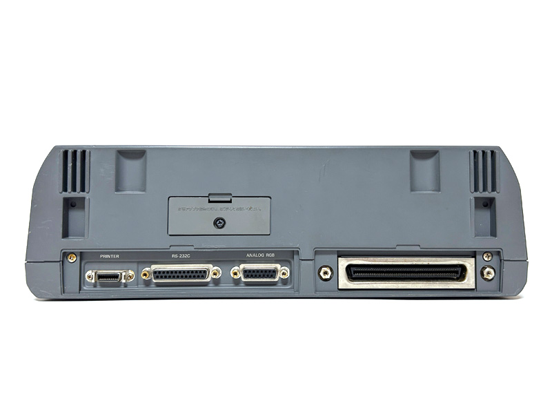 本体背面は左側からプリンタポート、RS-232Cコネクタ、アナログRGB端子、拡張バスコネクタとなっています。