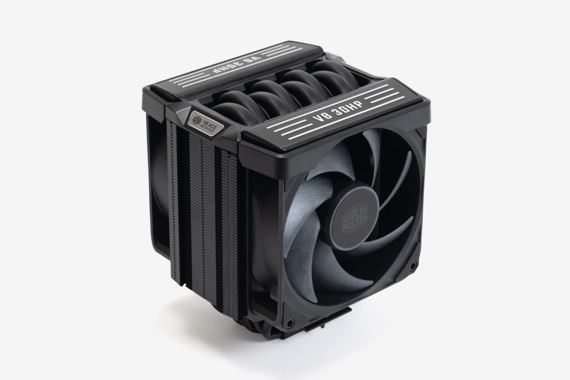 V8 ACE 3DHP。「V8」からイメージできるとおり(V型ではないが)エンジン風の造形で、ファンのトップがヘッドカバー、その間がエキゾーストマニホールドを模しているかのようだ。ファンのブレード素材はLCP