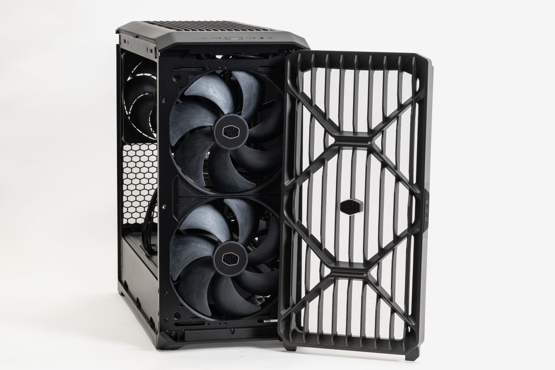 フロントファンは22cm角の大型ファン「MIGHTY40 F220」。同社SickleFlow 200(20cm角ファン)と比較すると、動作音が同レベルの場合はエアフローが2倍になるという。フロントパネルは抵抗が小さいメッシュ仕様だ
