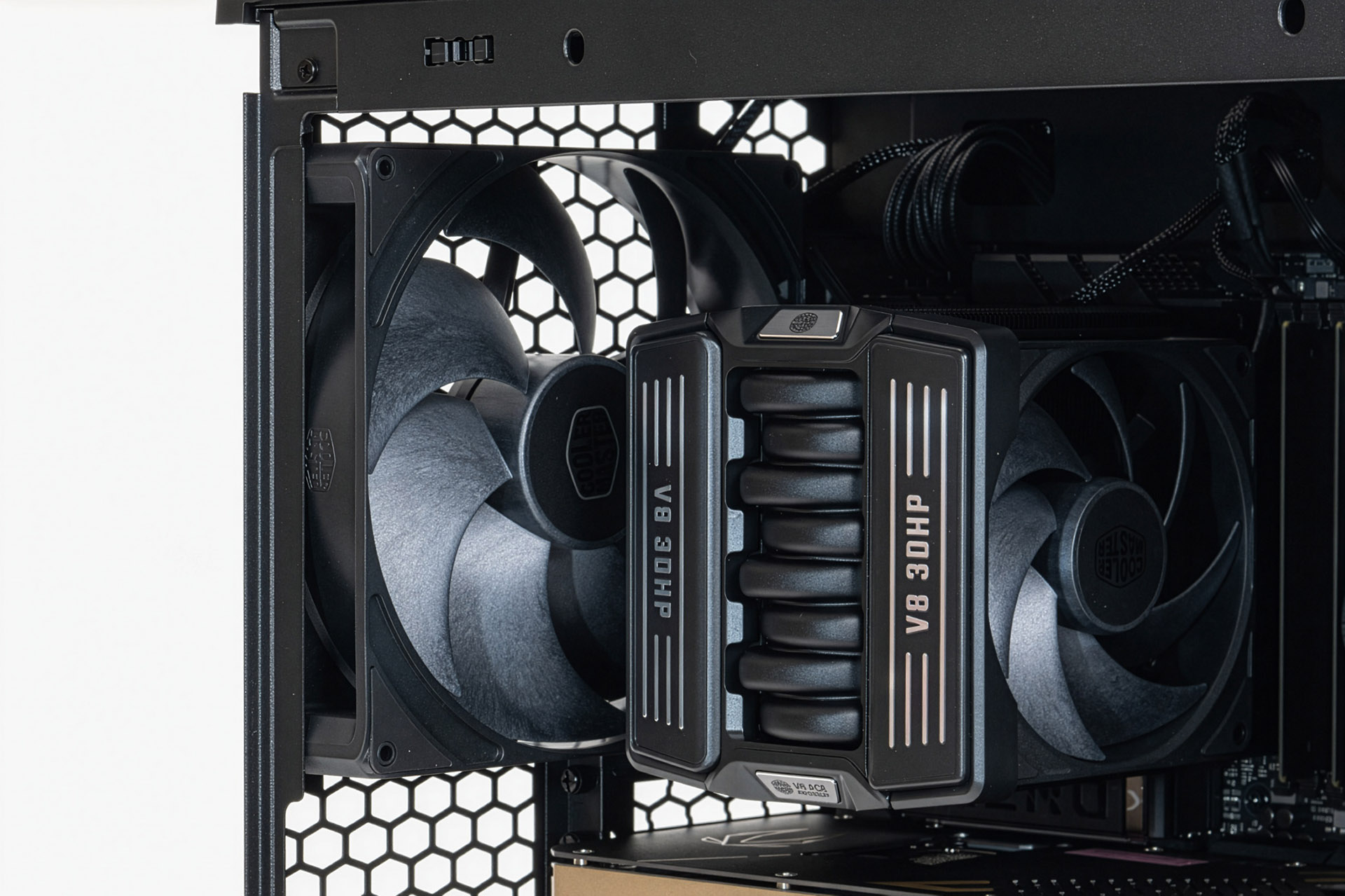 セットアップ後のPC内部。V8 ACE 3DHPの奥に見えるリアファンは18cm角の「MIGHTY40 V180」。SickleFlow 200比で、動作音が同レベル時にはエアフローは1.4倍になるという。F220、V180ともにLCPブレードを採用し、一般的なファンより厚い40mmというパワフルな設計