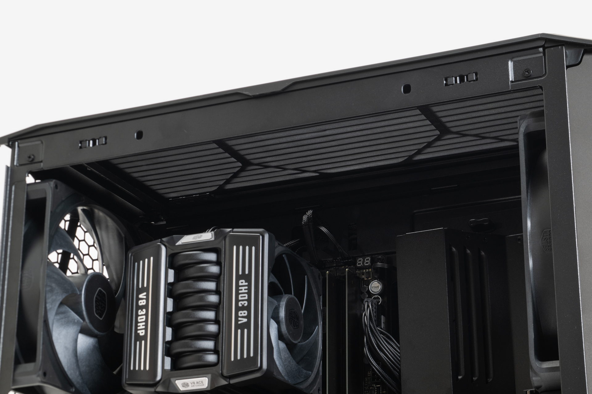 ケース内部を下から見上げた様子。V8 ACE 3DHPを取り付けたままEPS12V補助電源にアクセスするのはさすがに厳しいが、マザーボードベース上部と天板の間には、40mm厚のファンや水冷ラジエーターを組み込んでも十分な余裕が確保できるスペースがある