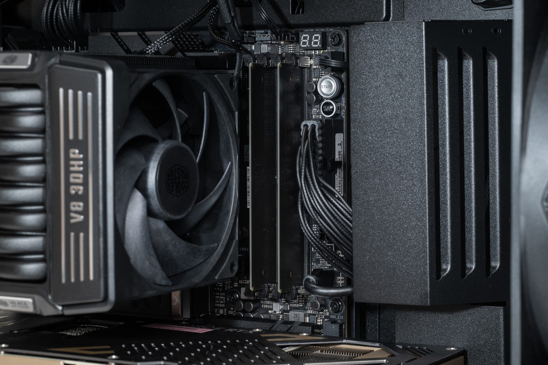 写真でCPUクーラーやメモリ、ATX24ピンコネクターの右側に見えているのがスライド式のケーブルカバー。緩やかな傾斜が設けられており、ケーブルを隠しつつ前方からの空気の流れをCPUクーラー方向に導くデザインになっている