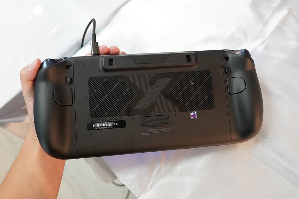 3in1で使える8.8インチのモバイルゲーミングPC「OneXPlayer X2 Mini