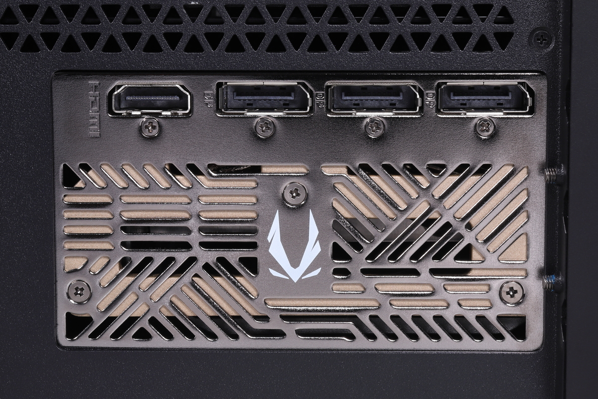 GeForce RTX 5080(ビデオカード)は、4Kや8K出力が可能なDisplayPort 2.1b(UHBR20)×3基とHDMI 2.1b×1基を搭載