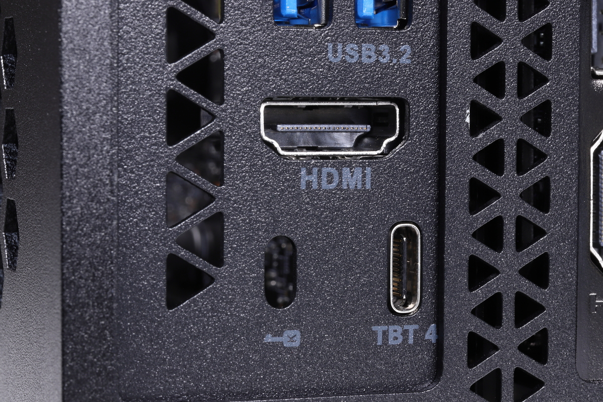 Core Ultra 7 265内蔵のiGPU経由で映像出力が可能なHDMI 2.0とThunderbolt 4を各1基ずつ搭載