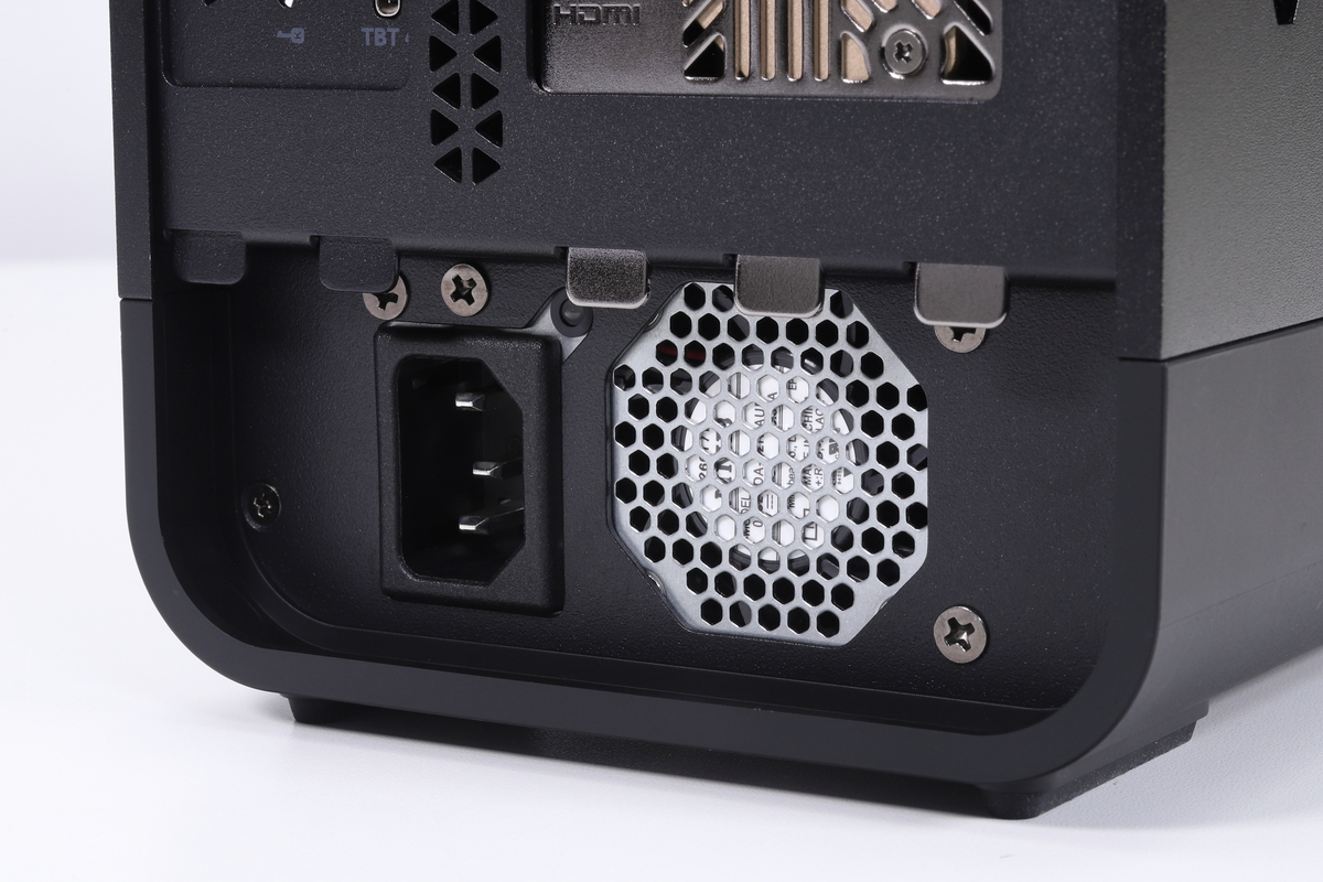 電源ユニットは本体背面底部に内蔵。出力容量は850Wで、GeForce RTX 5080の電力需要を余裕で満たすことができる