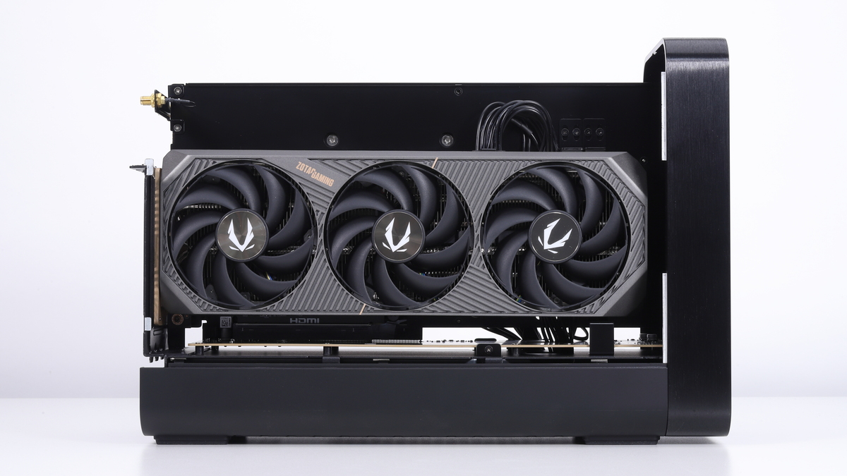左側面にはGeForce RTX 5080を搭載するZOTAC GAMING仕様の大型ビデオカードを搭載