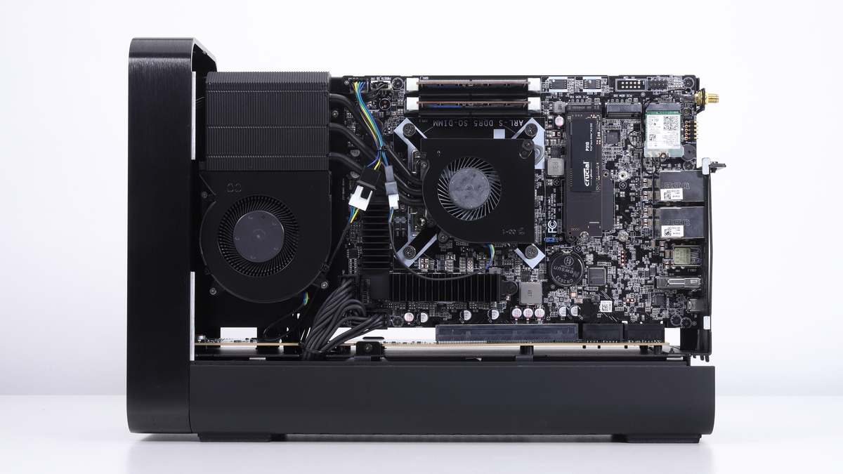 右側面にはマザーボードを搭載。メモリスロットやM.2スロットにはこちら側からアクセスする