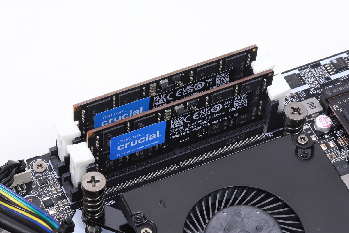 DDR5規格のSODIMMスロットを2本搭載。DDR5-5600までのSODIMM、またはDDR5-6400までのCSODIMMに対応しており、最大で96GBのメモリ容量を実現可能