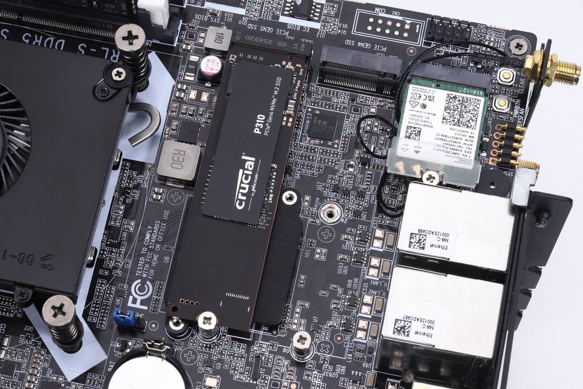 2本のM.2スロットを搭載。写真左側のスロットがPCIe 5.0 x4対応で、右側はPCIe 4.0 x4対応。評価機には特にヒートシンクは取り付けられていなかった