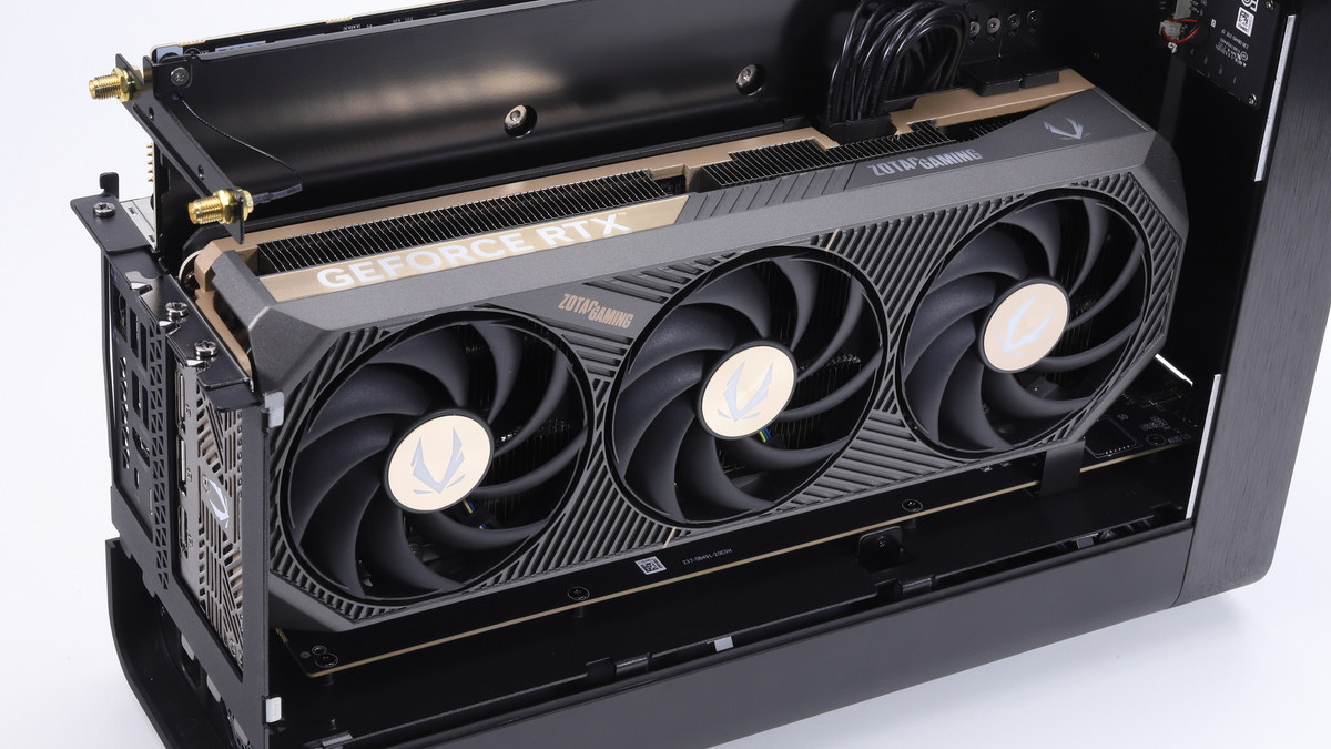 3連ファン仕様で2.5スロット相当の厚みを持つ大型GPUクーラーを搭載するGeForce RTX 5080。その強力な冷却性能を背景に電力リミットは360W(TGP)に設定されている