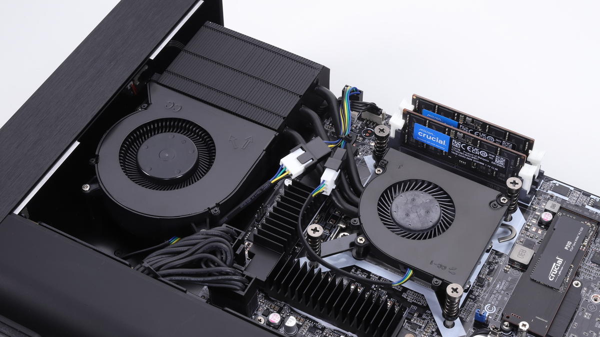 Core Ultra 7 265には、ヒートパイプで筐体前方のヒートシンクに熱を輸送して放熱する形状のCPUクーラーを搭載。電力リミットはPL1＝65W、PL2＝120W(Tau＝28秒)に設定されており、PL2に関してはMTP(182W)より低めにチューニングされている