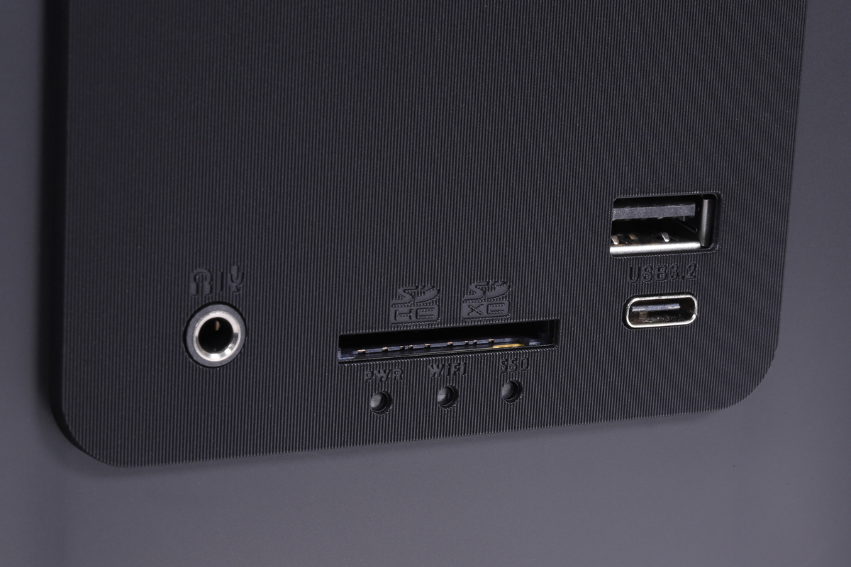 フロントパネル側のインターフェイス。電源スイッチ、ヘッドセット端子、UHS-II対応SDカードリーダー、USB 3.2 Gen 1(Type-C+Type-A)を搭載