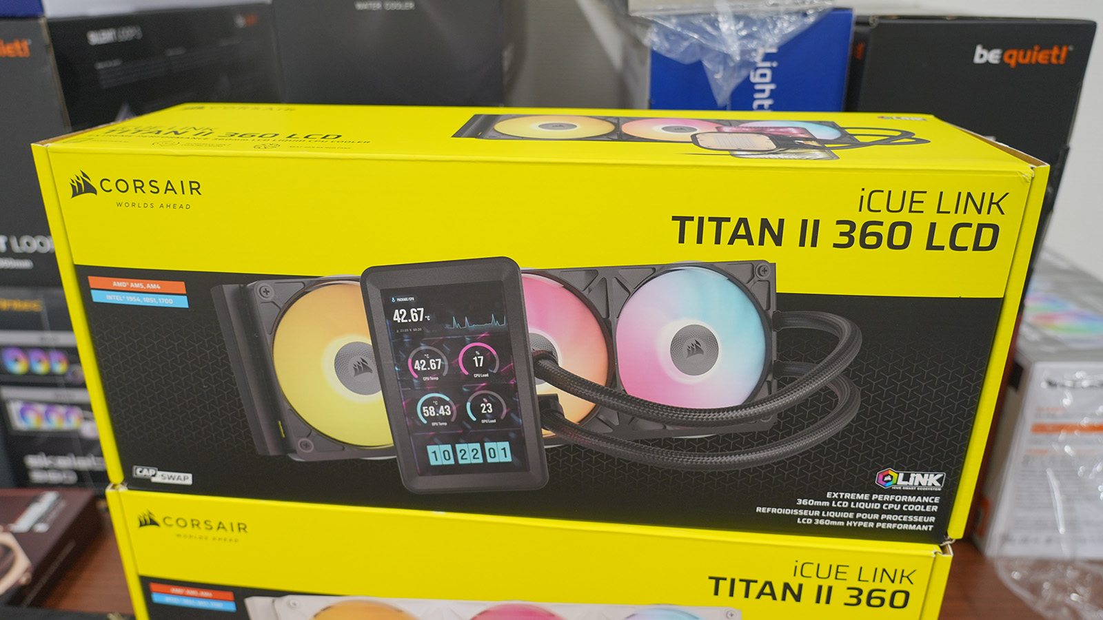 大型のディスプレイを備えるiCUE LINK TITAN II 360 LCD