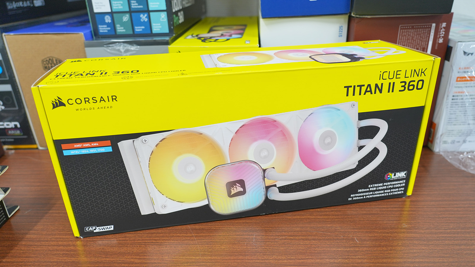 CORSAIRのiCUE LINK TITAN II 360、こちらはホワイトモデルを用意