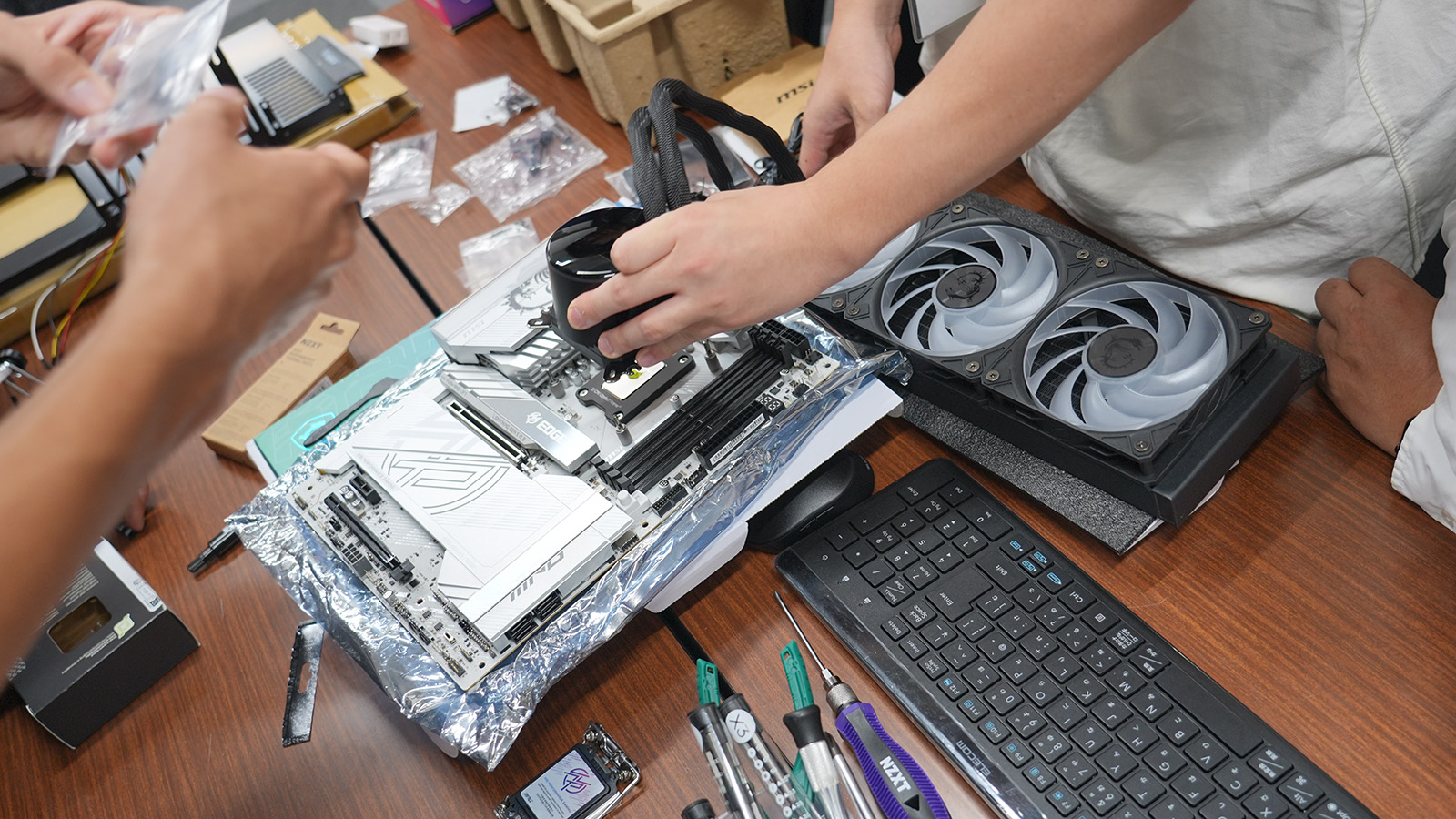 テーブルごとにグループに分かれ水冷クーラーをテスト