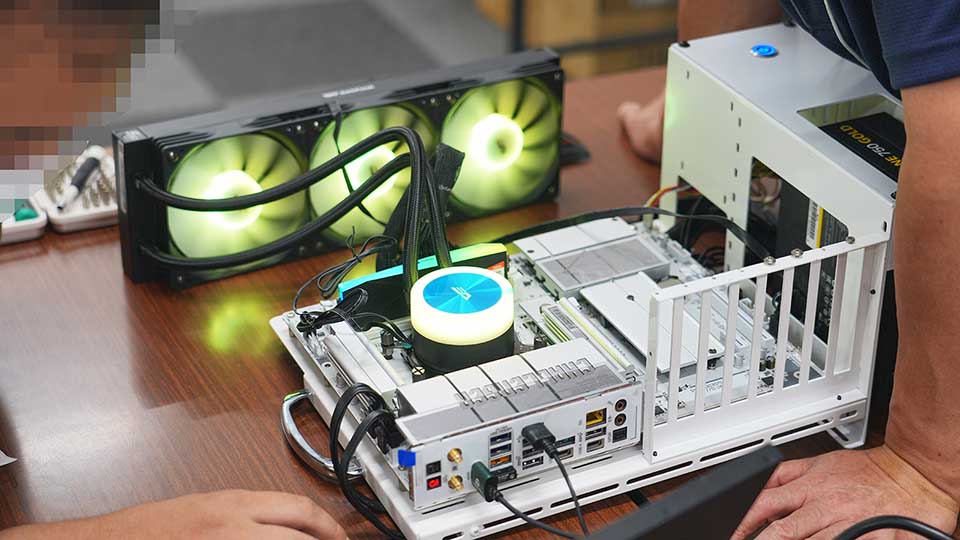 水冷自作パソコン　i9-9980xe 発売前の水冷CPUクーラーのテストもできた、モリケン氏主宰のPCパーツ