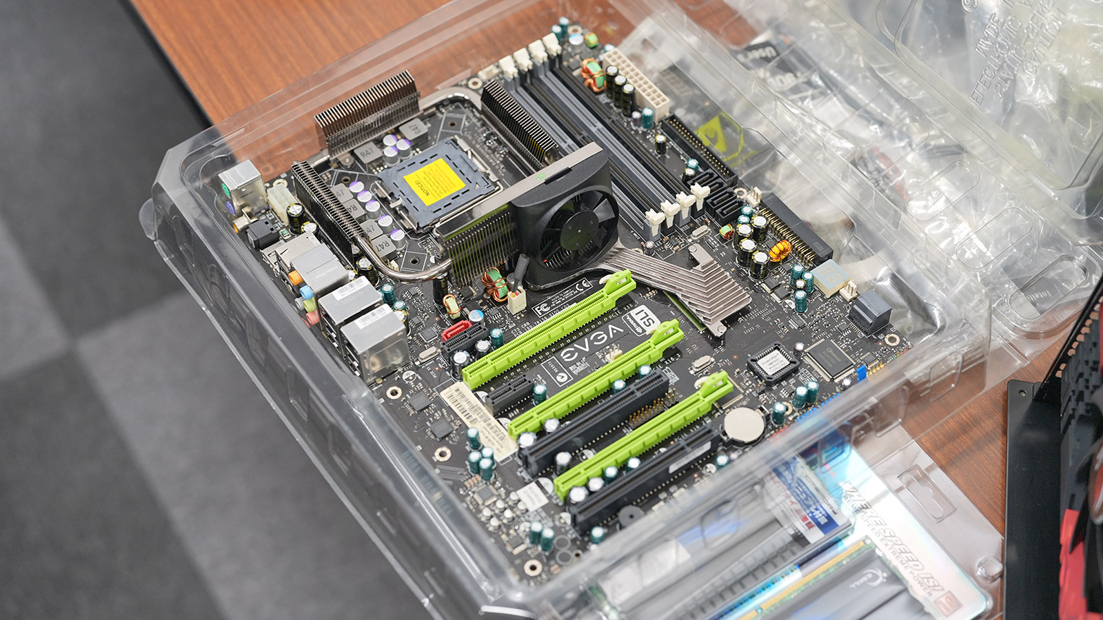 EVGAのnForce 790i Ultra SLI搭載マザー